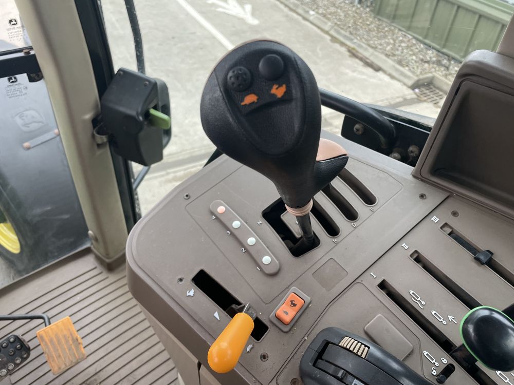 JOHN DEERE 6530 TRACTOR (71037645) - Image 16