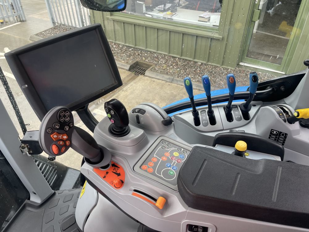 NEW HOLLAND T6.180 TRACTOR (71038799) - Image 11