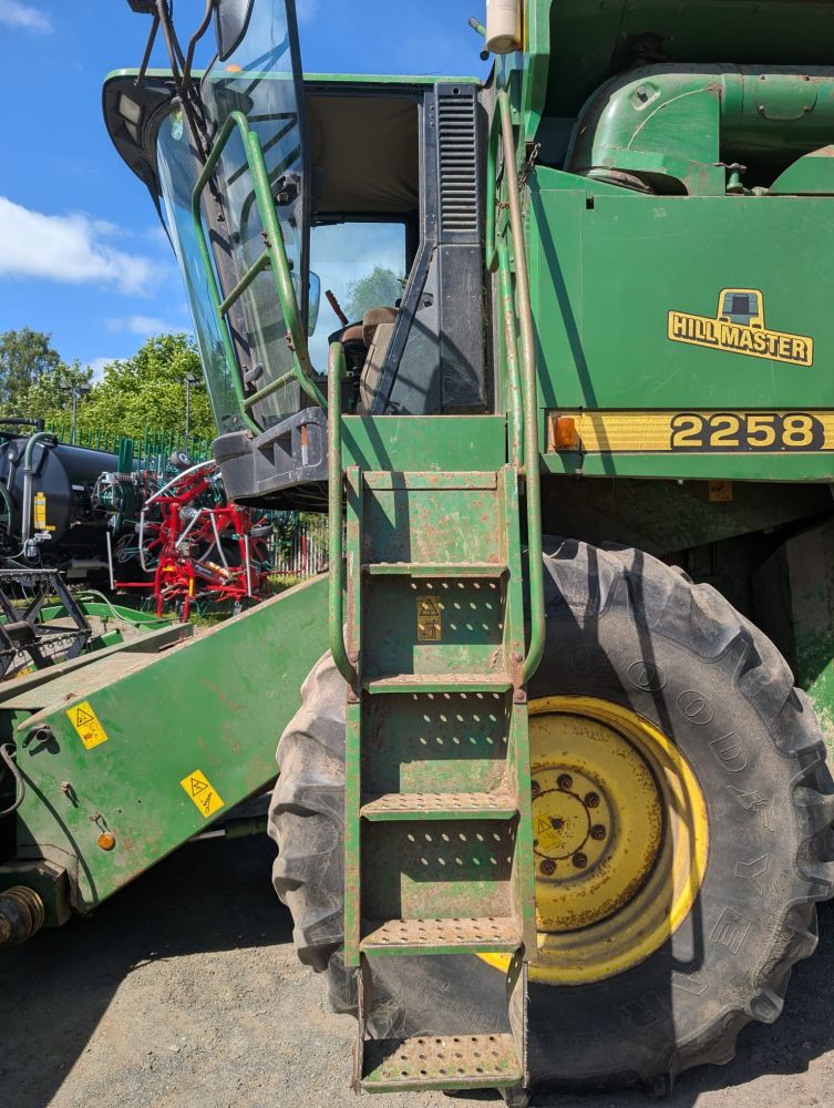 JOHN DEERE 2258 HILLMASTER COMBINE (71038462) - Image 10